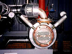 Магнитострикционные преобразователи устройства предотвращения накипных отложений Акустик-Т, установленные на трубной доске теплообменника